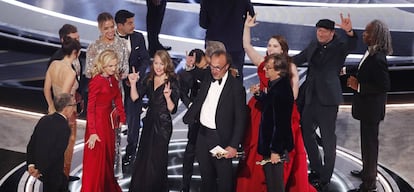 El equipo de ‘CODA’ recibe el Oscar a mejor película al final de la gala.