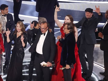 El equipo de ‘CODA’ recibe el Oscar a mejor película al final de la gala.