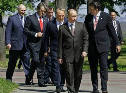 Vladímir Putin (en primer término), junto a otros jefes de Estado de la CEI, ayer en San Petersburgo.