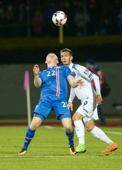 Bodvarsson trata de controlar la pelota en el partido contra Kosovo.