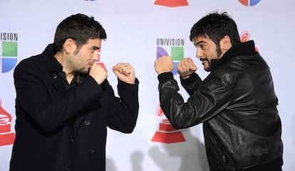 Los miembros del grupo español Estopa, los hermanos David Muñoz y José Manuel Munoz, posan para los fotógrafos a su llegada a la 12ª ceremonia de los premios Grammy latino en centro de convenciones del hotel Mandalay Bay de Las Vegas, el 10 de noviembre de 2011