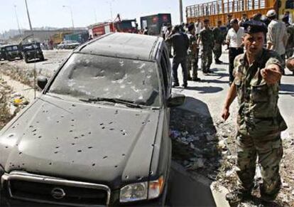 Soldados libaneses junto a uno de los coches objeto del atentado, esta manaña en la ciudad de Remeil.