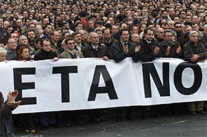 Cándido Méndez, Rodríguez Zapatero y Michavila (de derecha a izquierda, aplaudiendo tras la pancarta), en la marcha de ayer en Andoain.