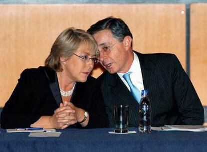 El presidente colombiano, Álvaro Uribe, junto a su homóloga chilena, Michelle Bachelet, el jueves en Bogotá.