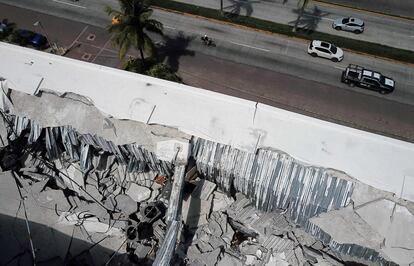 Las entidades de Colima, Jalisco, Estado de México, Guerrero, Nayarit, Aguascalientes y Ciudad de México también han reportado daños a miles de edificaciones. En la imagen, vista aérea de un gimnasio colapsado tras el terremoto del pasado 19 de septiembre, en la ciudad de Manzanillo, en el Estado de Colima. 