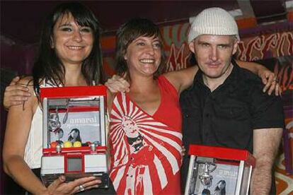 Los componentes del duo zaragozano "Amaral", Eva Amaral (i) y Juan Aguirre, acompañados por la presentadora de televisión Eva Hache (c), tras recibir esta noche su quinto disco de platino, por su trabajo 'Pajaros en la Cabeza'