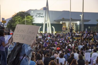 La primera parada de la marcha fue en la capilla donde la familia se encuentra velando a Debanhi.