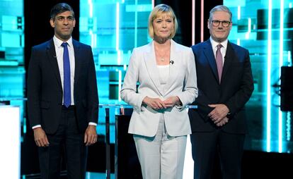 Rishi Sunak (izquierda) y Keir Starmer, en su primer debate electoral el 4 de junio en Londres, moderado por la periodista Julie Etchingham