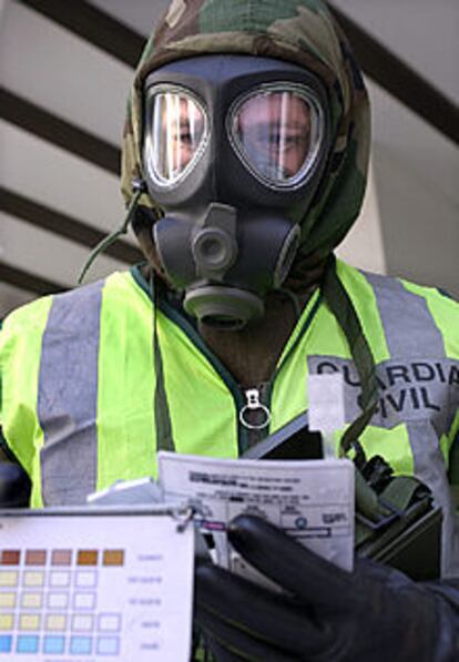 Un guardia civil equipado para protegerse de ataques bacteriolgicos.