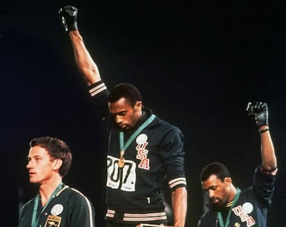 Tommie Smith y John Carlos, junto a Norman, hacen el gesto reivindicativo en el podio de México en 1968.