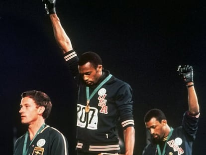 Tommie Smith y John Carlos, junto a Norman, hacen el gesto reivindicativo en el podio de México en 1968.