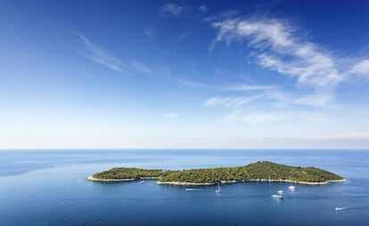 La isla de Lokrum, frente a la ciudad croata de Dubrovnik, en la costa de Dalmacia.