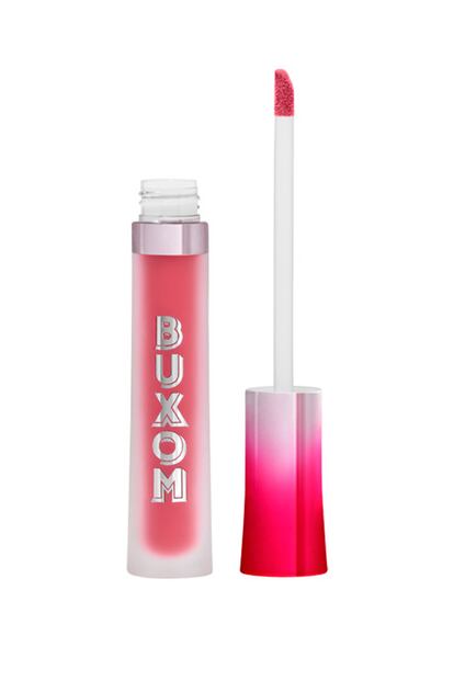 El gloss, en la cresta de la ola, se actualiza con formulaciones que, además de brillar, dan volumen. Full-On Plumping Lip Cream, de Buxom, incorpora un cóctel de péptidos y ácido hialurónico que deja los labios carnosos, con efecto relleno.