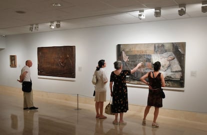 El pintor visitó junto con toda su familia la exposición días antes de la inauguración de la muestra.