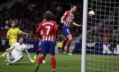 Godín remata para lograr el primer tanto del Atlético ante el Girona.