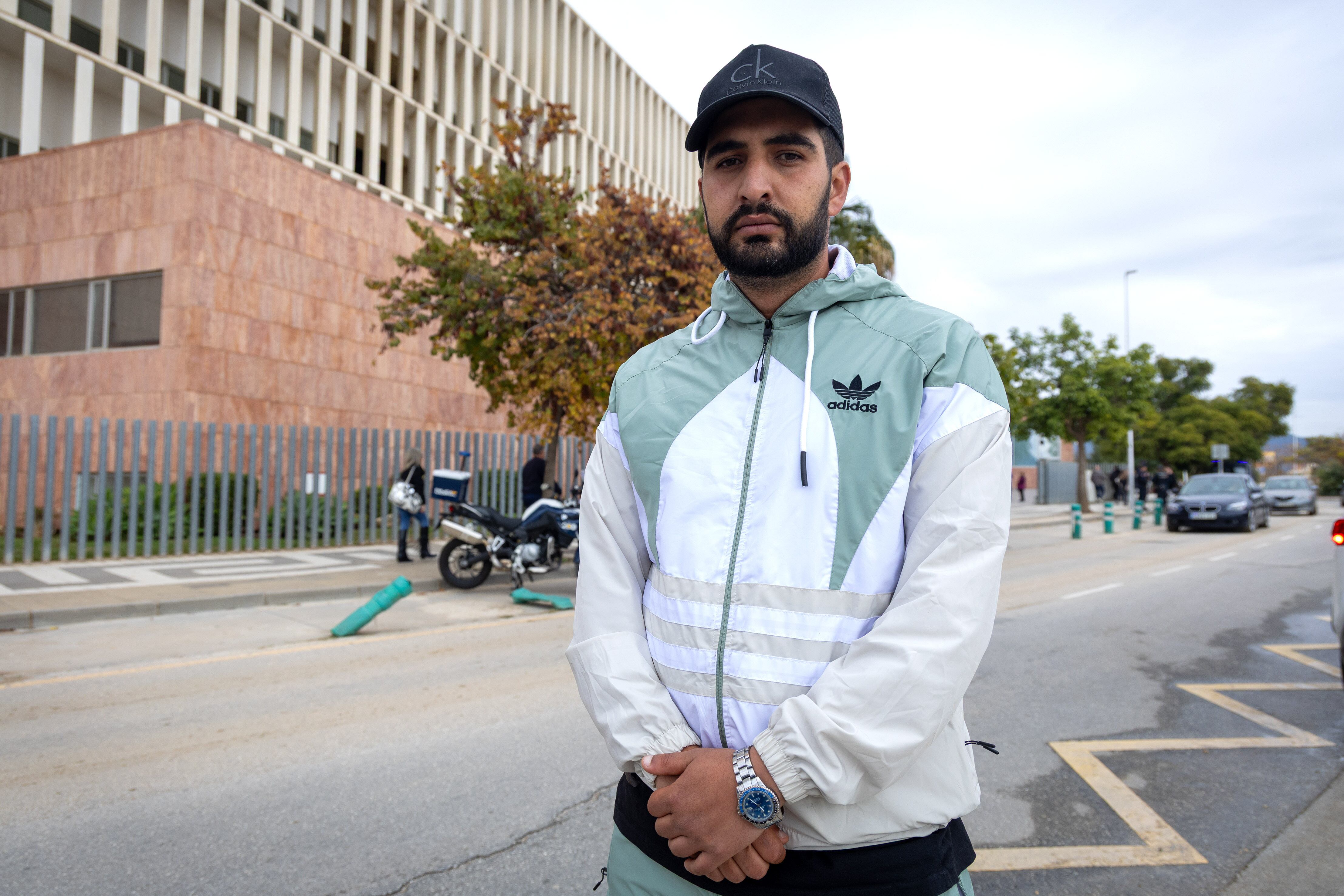 Nasser Mejri durante la concentración de este lunes en la entrada de la Ciudad de la Justicia por la muerte de su hermano Haitam.