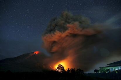 La lava fluye del volcán Sinabung durante su erupción. Una vista desde el pueblo Tiga Serangkai, ubicado en la provincia de Sumatra Norte, Indonesia.