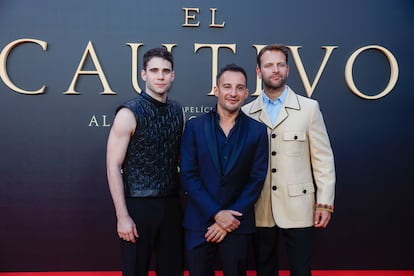 El director Alejandro Amenábar posa entre los actores Julio Peña (izquierda) y Alessandro Borghi, en el estreno de 'El cautivo', en Madrid.