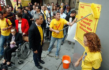 Unas tres mil personas se han manifestado contra la sentencia del Tribunal Constitucional sobre la consulta catalana en Vic.