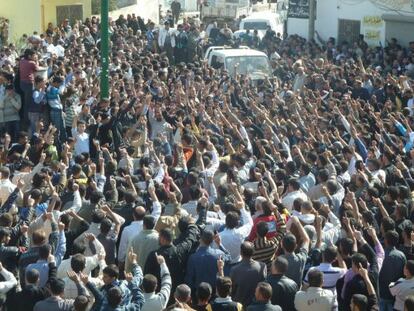 Manifestantes contra El Asad en un funeral por v&iacute;ctimas de la represi&oacute;n, el 2 de noviembre en Hula, cerca de Homs. 