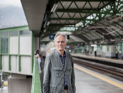 Fernando Vallejo en el metro de Medellín, Colombia, en 2021.