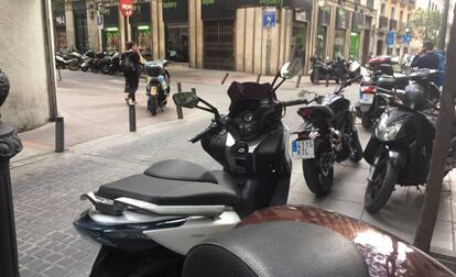 Motos aparcadas ayer por la mañana en una calle perpendicular a la Gran Vía.