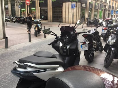 Motos aparcadas ayer por la mañana en una calle perpendicular a la Gran Vía.