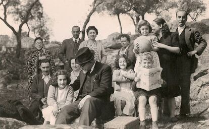 Una foto de familia durante una merienda en Caceres en 1950.