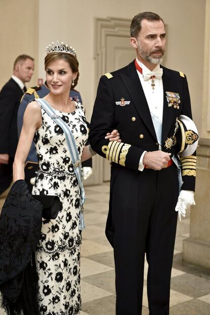 Los Reyes, a su llegada a la cena de gala en el palacio de Chistiansborg en Copenhague. Desde que fueron proclamados, don Felipe y doña Letizia han visitado ya a varias de las monarquías reinantes de Europa -Bélgica, Holanda o Luxemburgo-, pero la cena de este miércoles en Dinamarca supone su presentación oficial.