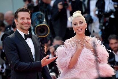 Bradley Cooper y Lady Gaga durante la presentación de 'Ha nacido una estrella' en el Festival de Cine de Venecia.