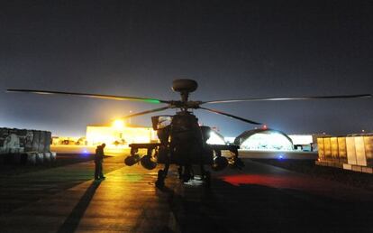 Un helic&oacute;ptero apache en la base brit&aacute;nica de Camp Bastian en enero.