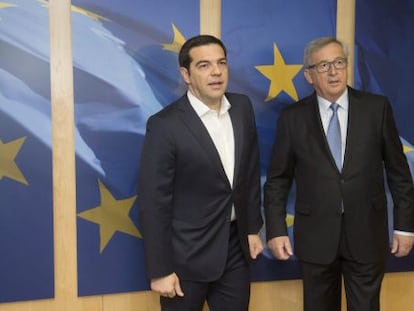 Tsipras e Juncker, nesta segunda-feira em Bruxelas.