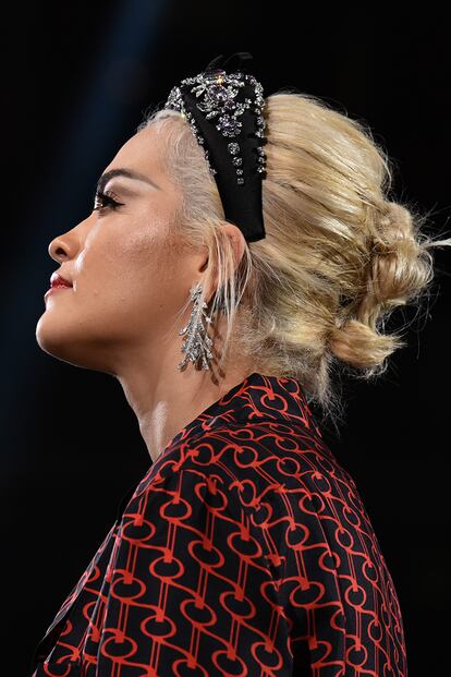 El brillo + brillo (en diadema XL y pendientes) de Rita Ora. 