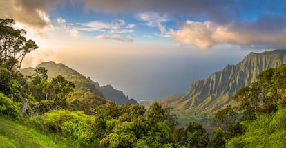 Nā Pali (Isla de Kauai, Hawái, Estados Unidos). Steven Spielberg escogió la isla de Kauai como escenario de rodaje de ‘Parque Jurásico’. No podía haber elegido un lugar mejor: los acantilados de Nā Pali se elevan cientos de metros y se sumergen directamente en el océano. Las cascadas aparecen de forma aislada en medio de la jungla y a las playas solo se puede acceder caminando durante al menos medio día. El conjunto es impresionante para la vista y para todos los sentidos. Uno de los accesos a Nā Pali es por el sendero Kalalau, de 17 kilómetros. Hay partes realmente complicadas y hay muchos visitantes que prefieren llegar en barca o en kayak desde Port Allen, desde las costas occidentales de la isla o en helicóptero: desde la altura se ven los paisajes de forma muy diferente.
