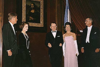 John F. Kennedy (a la izquierda) y Jackie Kennedy (de blanco) posan junto a la Gioconda el 8 de enero de 1963. Junto a Jackie, André Malraux (a la izquierda) y L. B. Johnson.