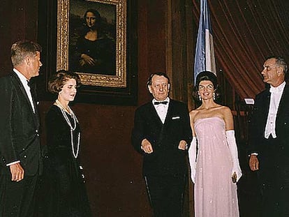 John F. Kennedy (a la izquierda) y Jackie Kennedy (de blanco) posan junto a la Gioconda el 8 de enero de 1963. Junto a Jackie, André Malraux (a la izquierda) y L. B. Johnson.
