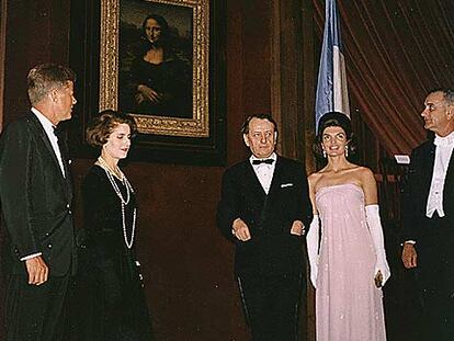 John F. Kennedy (a la izquierda) y Jackie Kennedy (de blanco) posan junto a la Gioconda el 8 de enero de 1963. Junto a Jackie, André Malraux (a la izquierda) y L. B. Johnson.