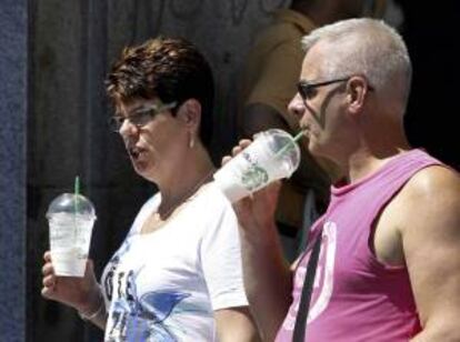 Unos turistas se refrescan en el centro de Madrid. EFE/Archivo