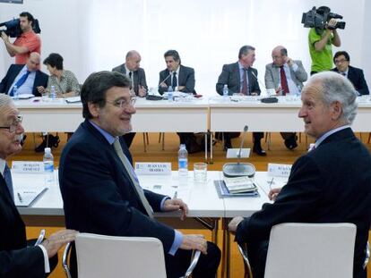 Giménez, a la izquierda, junto a Ibarra y el presidente de la fundación, Juan María Atutxa. Entre estos dos, al fondo, De Prada.