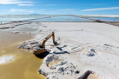 Una retroexcavadora moviendo la materia prima para la producción de carbonato de litio en el Salar de Uyuni, Bolivia.