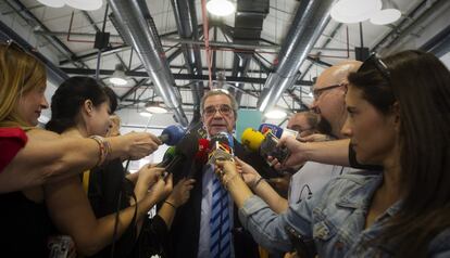 El presidente de la Fundación Telefónica, César Alierta, atiende a los medios durante la visita realizada a la sede en Zaragoza de su programa conjunto con Iberebro, Aragón Open Future. El coronel Andrés Gamboa, jefe del Ala 31, ha explicado que puede portar en su interior la carga equivalente a un camión de bomberos de los grandes, o dos carros de combate, o tres o cuatro vehículos, o dos helicópteros.