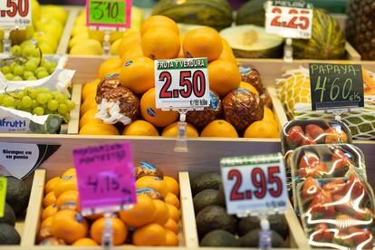 Diferentes frutas en una frutería  en un puesto de un mercado.