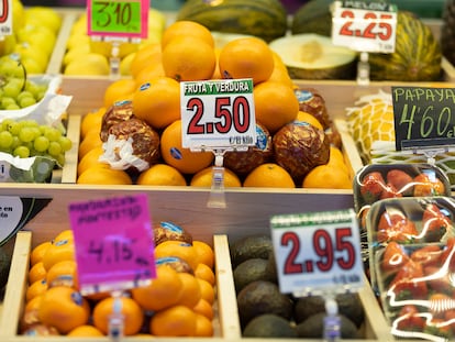 Diferentes frutas en una frutería  en un puesto de un mercado, a 15 de marzo de 2023, en Madrid (España).