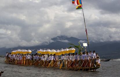 Varios miembros pertenecientes a la etnia Intha llevan en barco imágenes de Budha a un monasterio, durante un festivo anual, en Shan State (Myanmar).