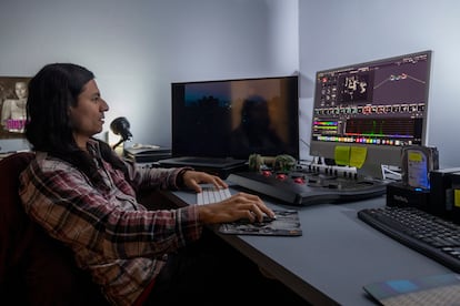 Jorge Franco, postproductor, trabaja en el laboratorio de corrección.