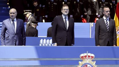En 2014, desde la izquierda, el entonces ministro del Interior, Jorge Fernández Díaz; el presidente del Gobierno, Mariano Rajoy; y el secretario de Estado de Seguridad, Francisco Martínez, en un acto.