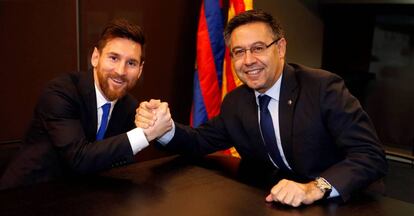 Messi i Bartomeu, durant l'última renovació del jugador.