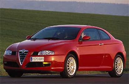 Deportividad con clase. El GT Coupé evoluciona con estilo el frontal inconfundible de Alfa: parrilla en vertical, faros estrechos y grandes tomas de aire en el parachoques.