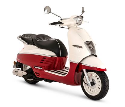 Para ir de cala en cala y exprimir el verano a tope esta scooter inspirada en las de los años cincuenta es perfecta. Se trata del modelo Django de Peugeot Motocycles, en su versión Dragon Red, con guiños pop y cromados brillantes.