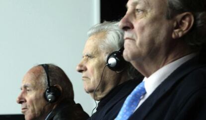 De izquierda a derecha, Apóstolos Mangouras, Nikolaos Argyropoulos y José Luis López Sors, durante el juicio del 'Prestige'.